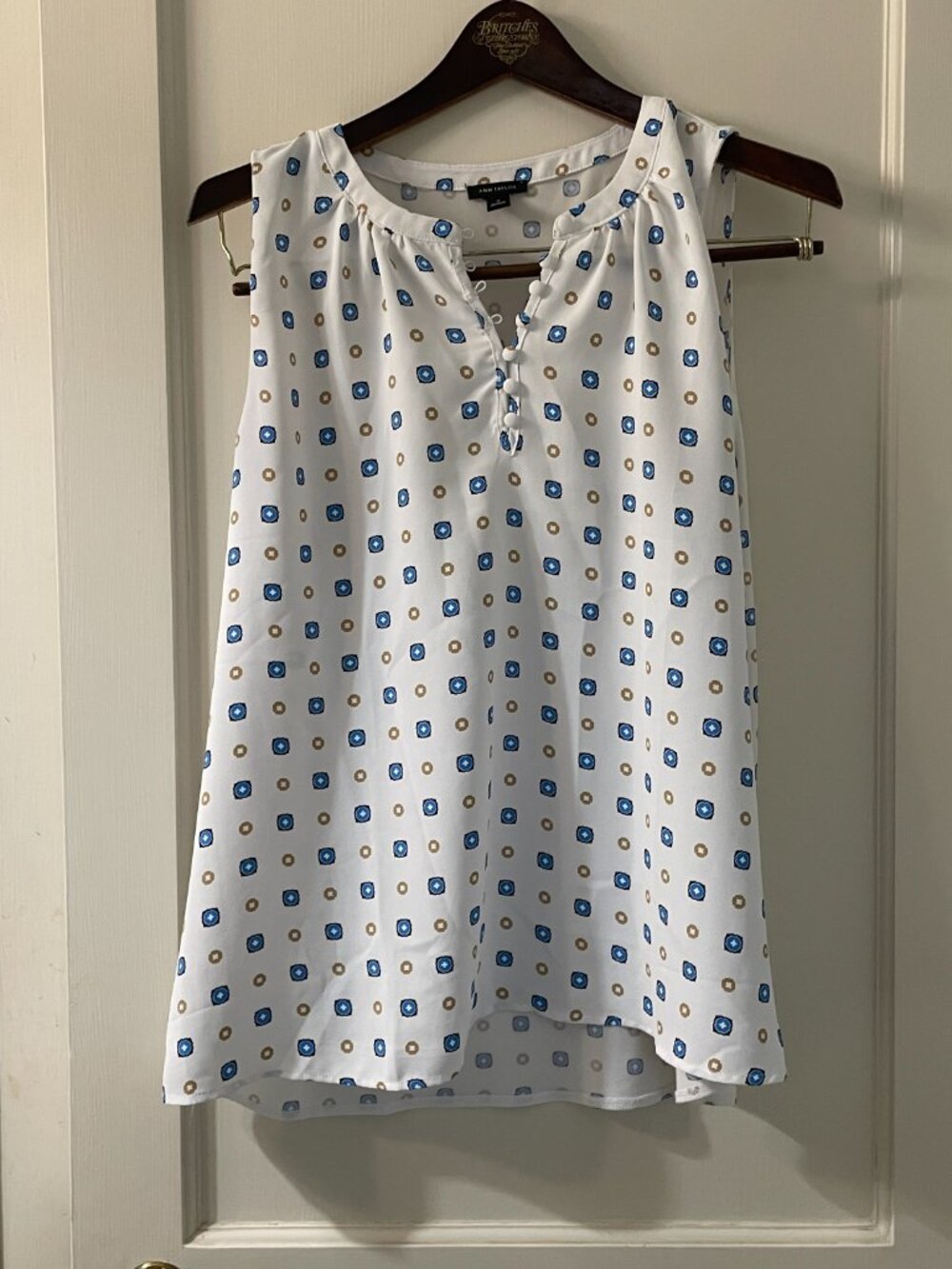 Ann Taylor Geometric Dots Split neck shell Size Medium - Picture 2 of 6